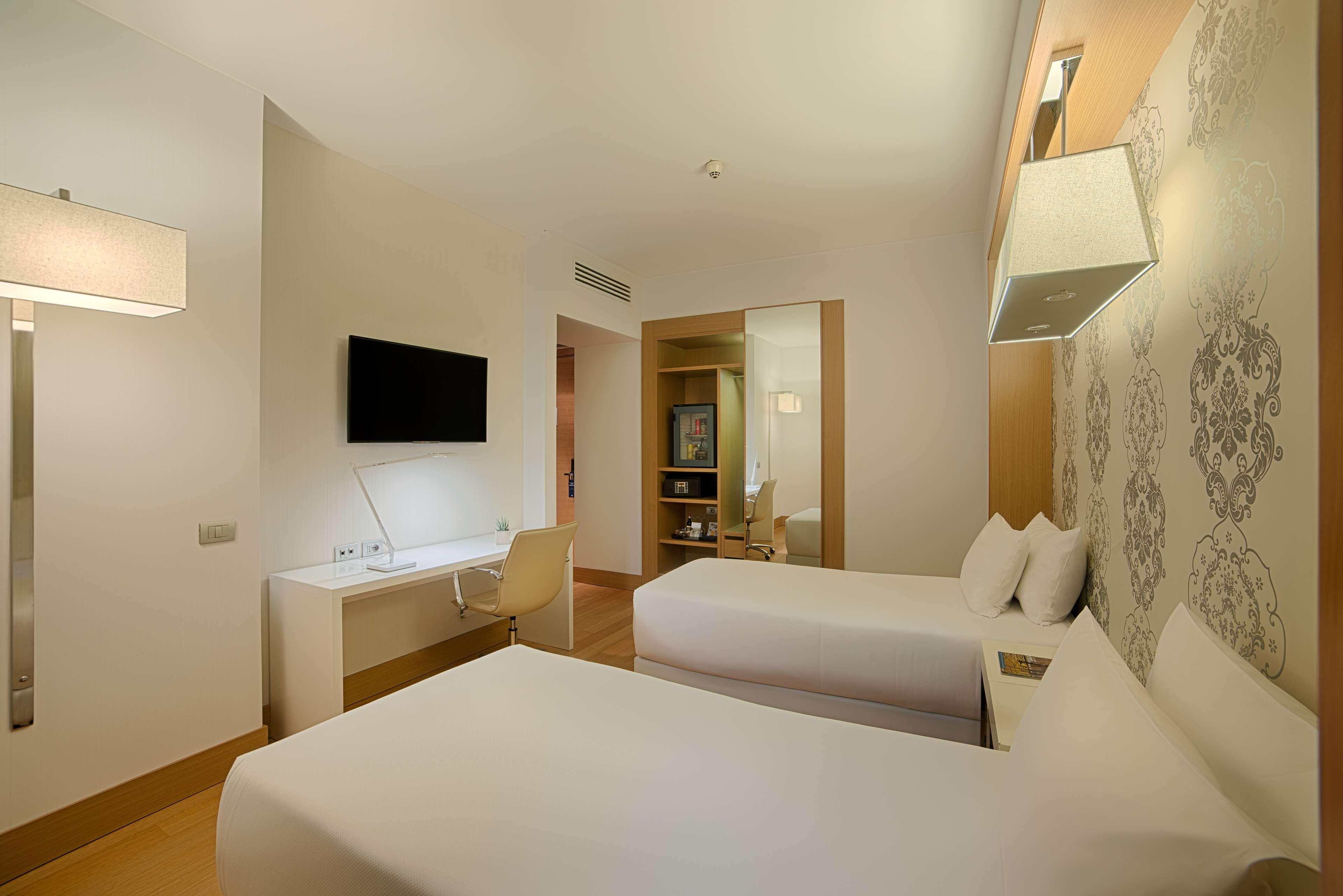 Hotel NH Milano Touring Esterno foto
